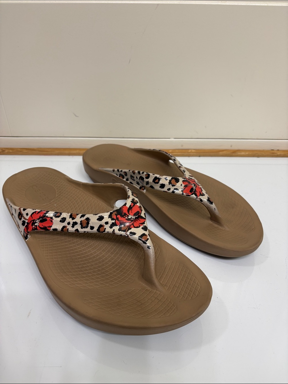 OOFOS Women’s Tan Sandals with Leopard-Print Straps and Red Floral Accents
